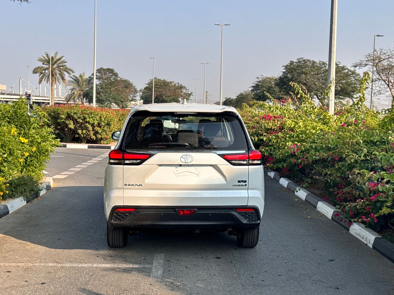 تويوتا إينوفا 2.0L HyCross 8S Hybrid