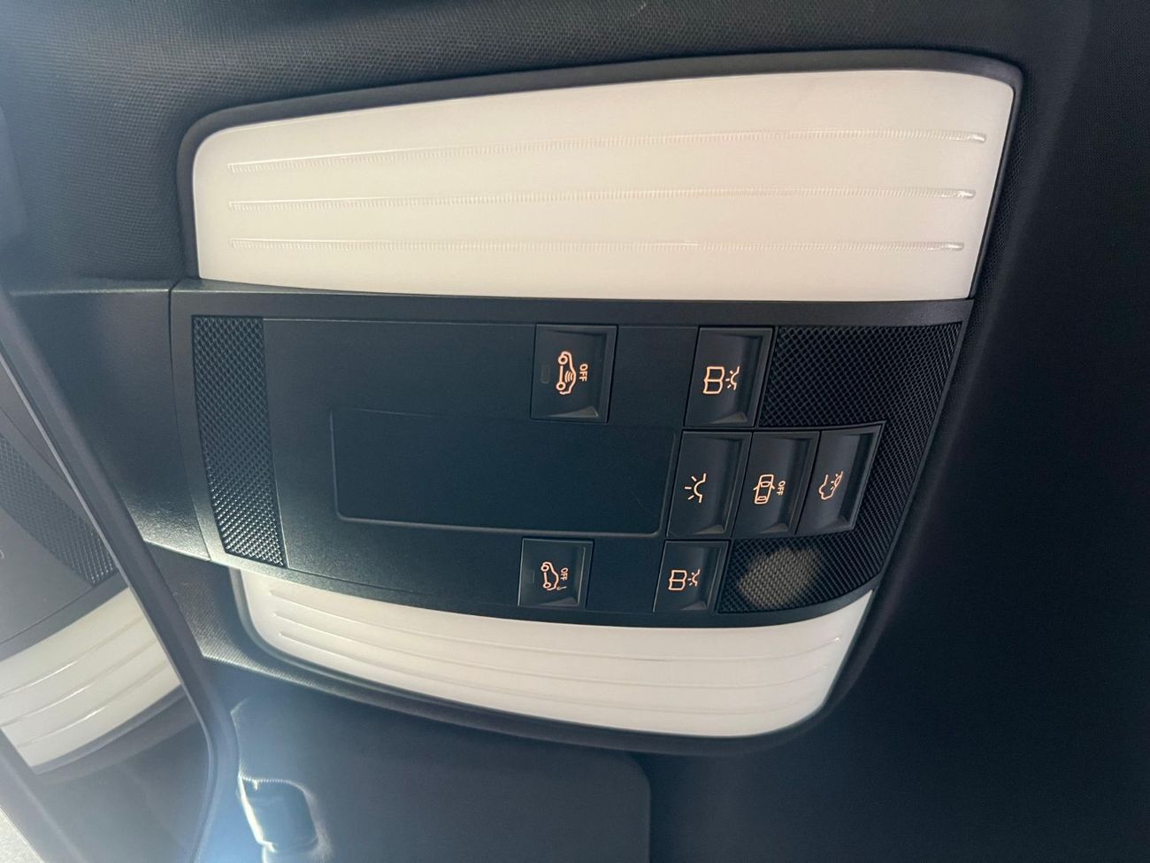 مرسيدس بنز E300 MERCEDES BENZ - E300 - CAR IS WITH NUMBER PLATE - MODEL 2016 - 107889KM