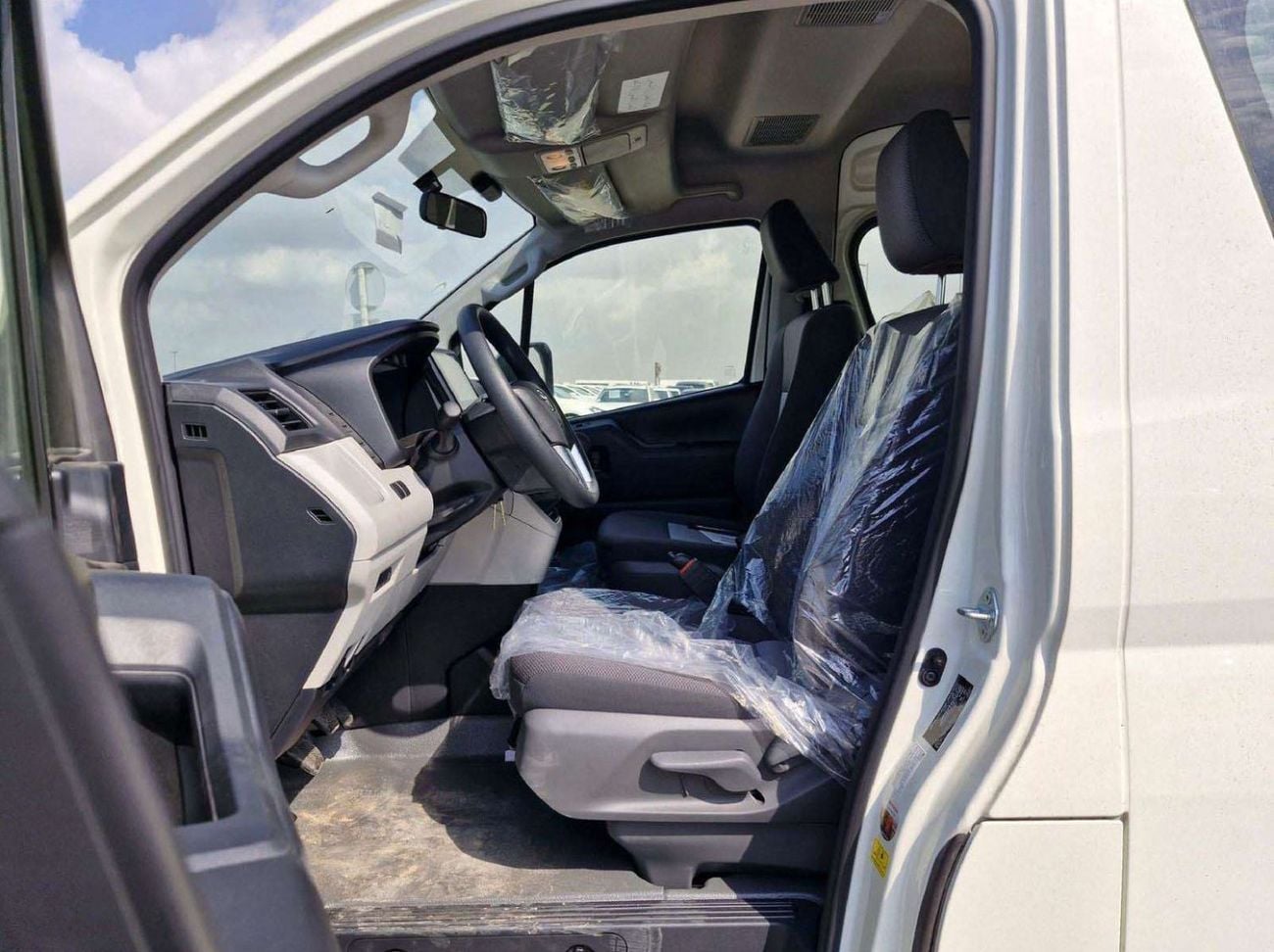 Toyota Hiace 2.8L DSL 13 SEATS HIGHROOF WITH SUNROOF AND DOOR HANDLE SAUDI SPECS