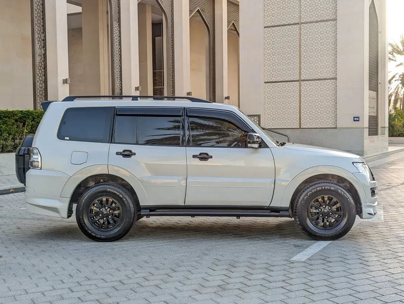 ميتسوبيشي باجيرو GCC GLS MID OPTION IN EXCELLENT CONDITION
