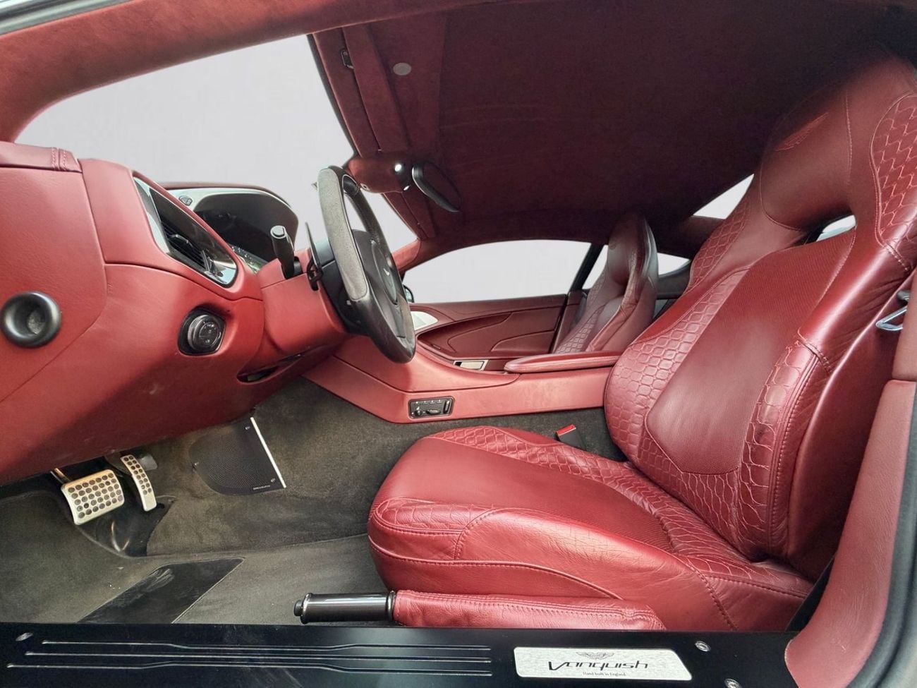 Aston Martin Vanquish STD RARE FULL CARBON SPEC | GCC CAR | V12 ENGINE | 2014