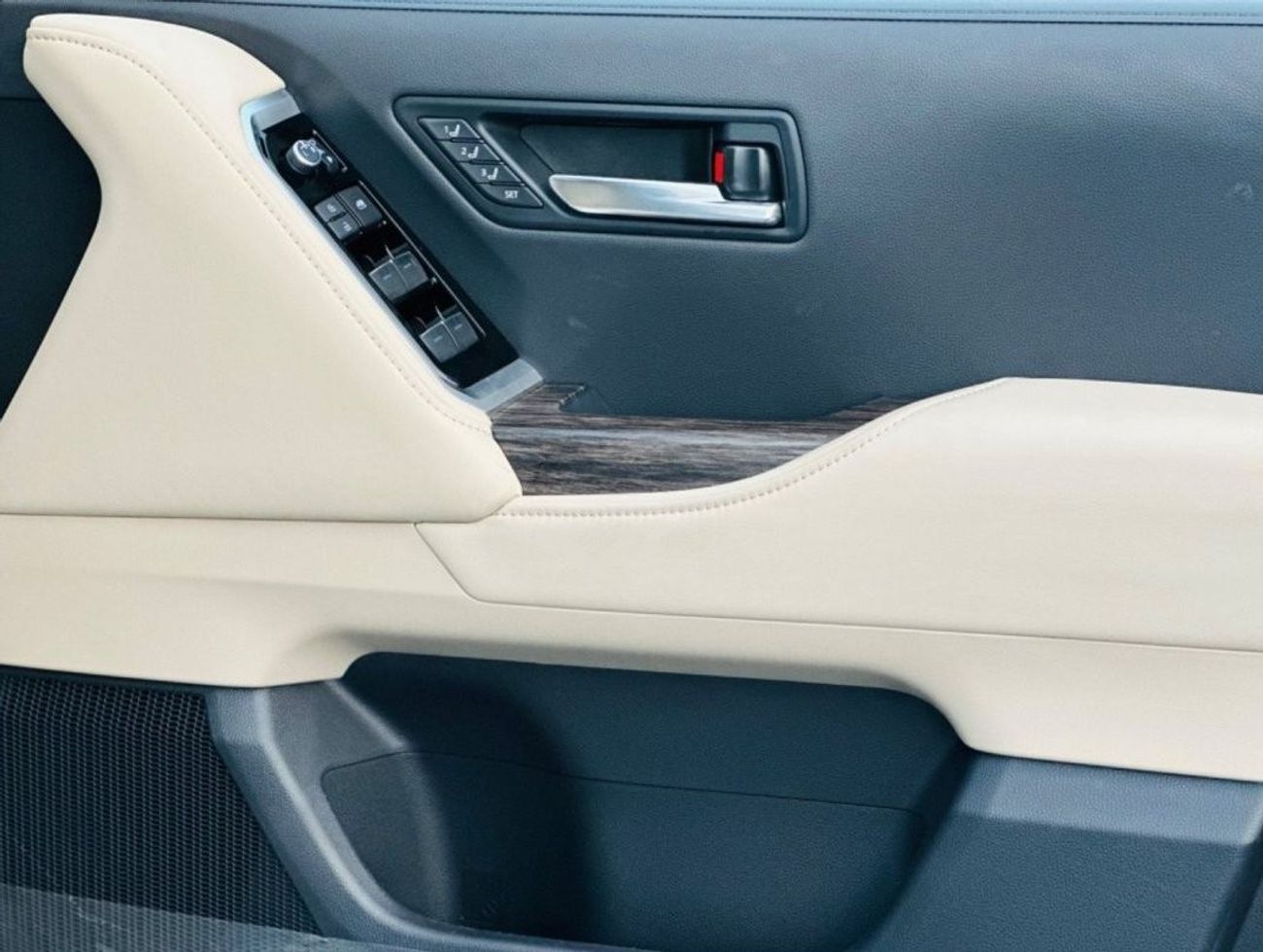 تويوتا لاند كروزر LC300 RIGHT HAND DRIVE