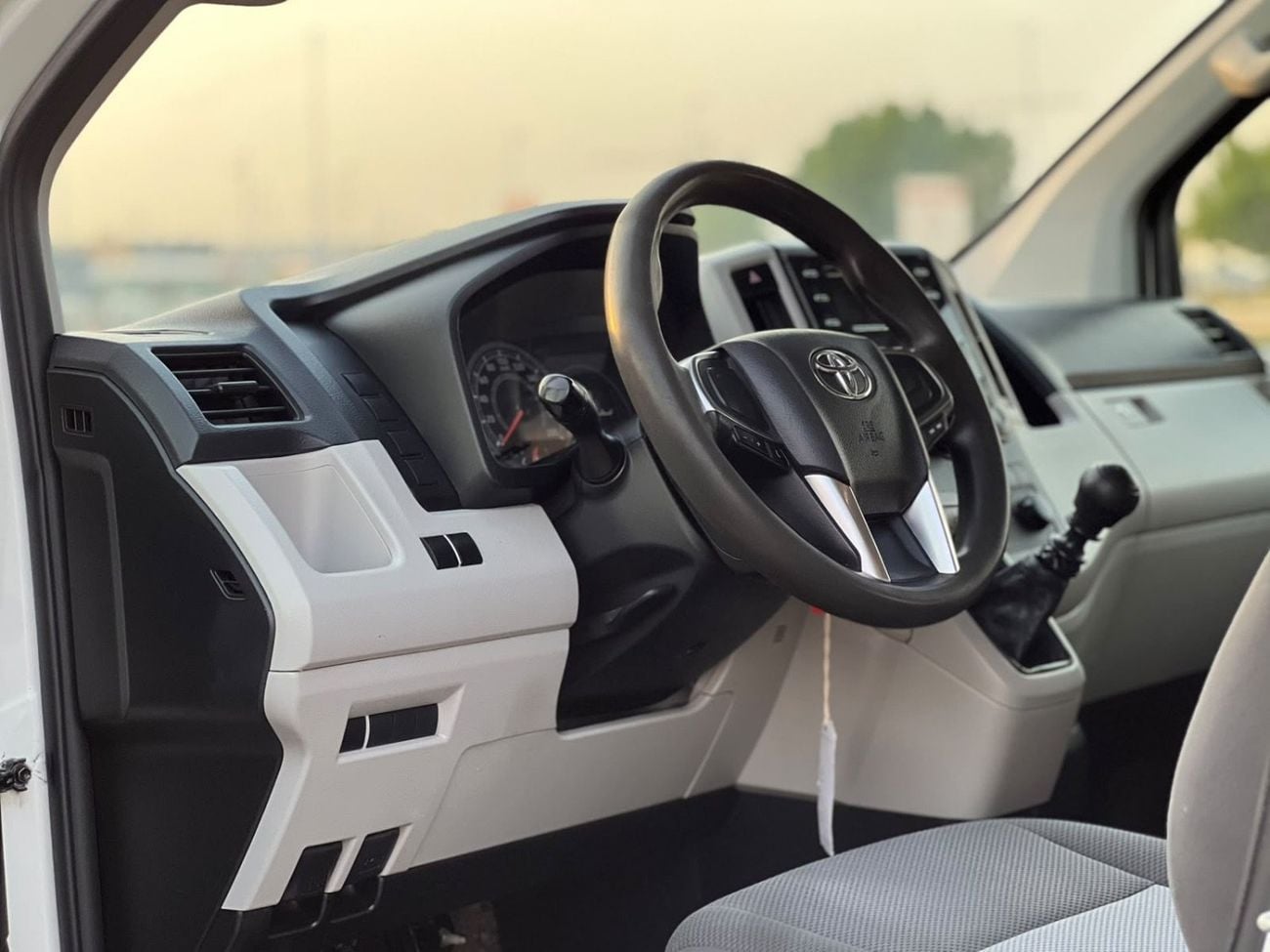 Toyota Hiace 2021 Toyota Hiace 3.5L V6 - Passenger - Manual - Patrol   13 Seater - No Accident -