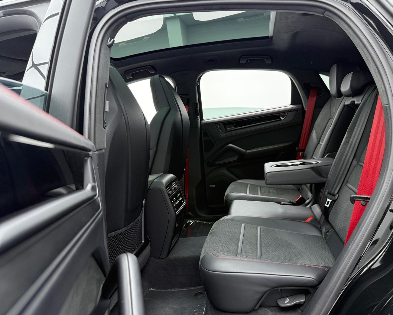 Porsche Cayenne 2025 Porsche Cayenne GTS, 2027 Porsche Warranty, Sport Chrono Package, Very Low Km, GCC