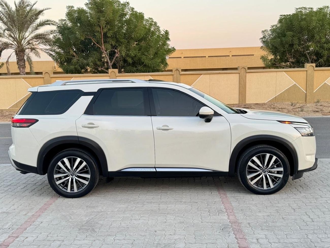 نيسان باثفايندر Pathfinder SL full option top of range GCC. Specs. Free accident.