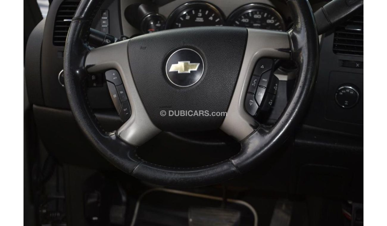 Chevrolet Silverado Pickup model 2009 imported silver color, equipped with two side halves, tyote wheels, sensors cruise