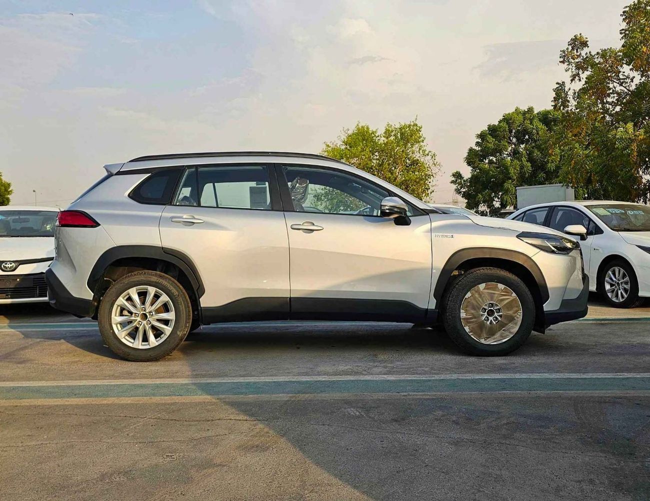 تويوتا كورولا كروس HYBRID /1.8L A/T / FULL OPTION / SUNROOF, LEATHER/ 17" ALLOY WHEELS/CODE#XLE