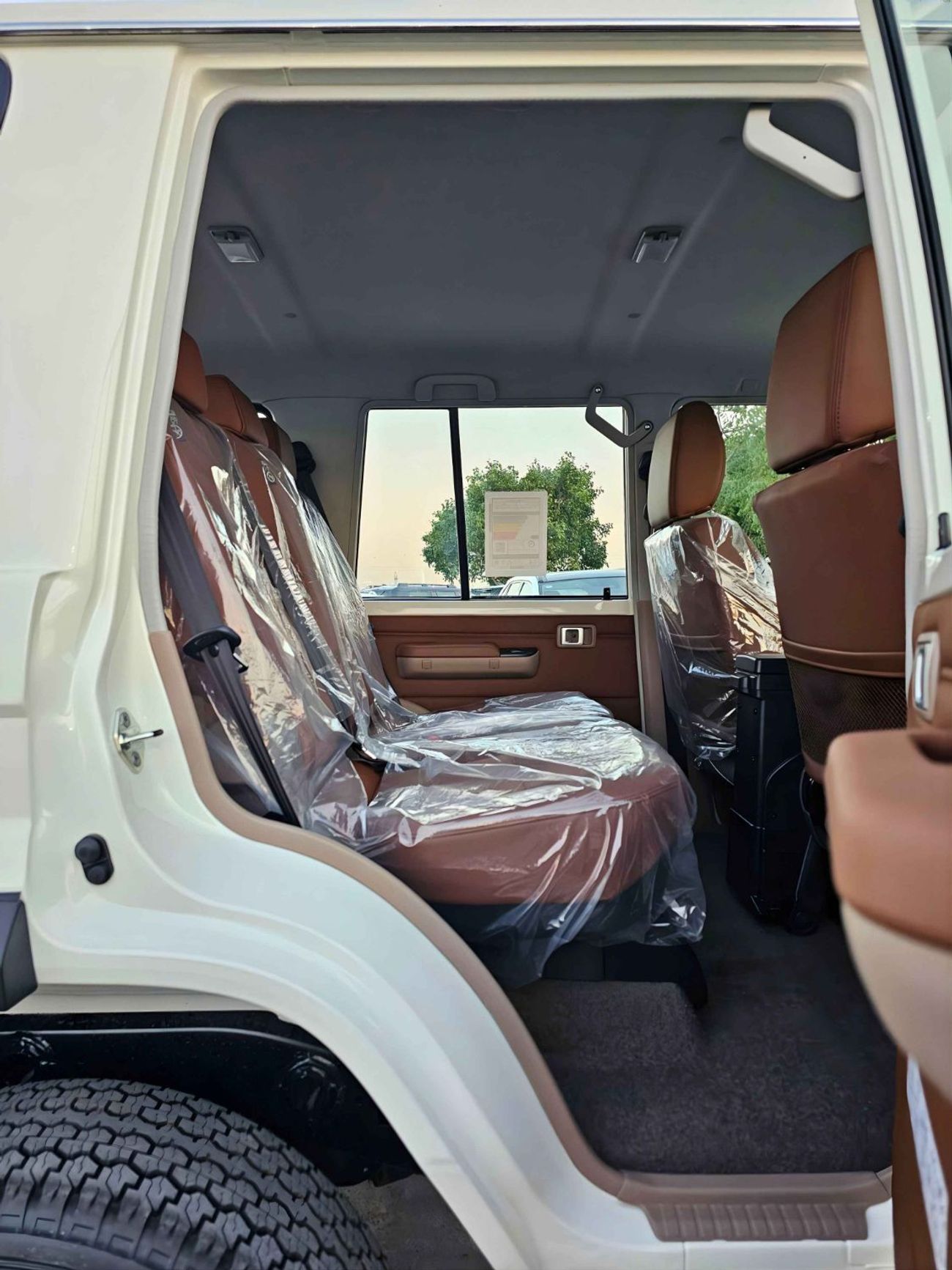 Toyota Land Cruiser 70 LX LC76 5 DOORS / 4.0L V6 PETROL A/T / LEATHER SEATS / DVD+CAMERA/PWR WINDOWS & LOCKS (CODE#H76PAF)