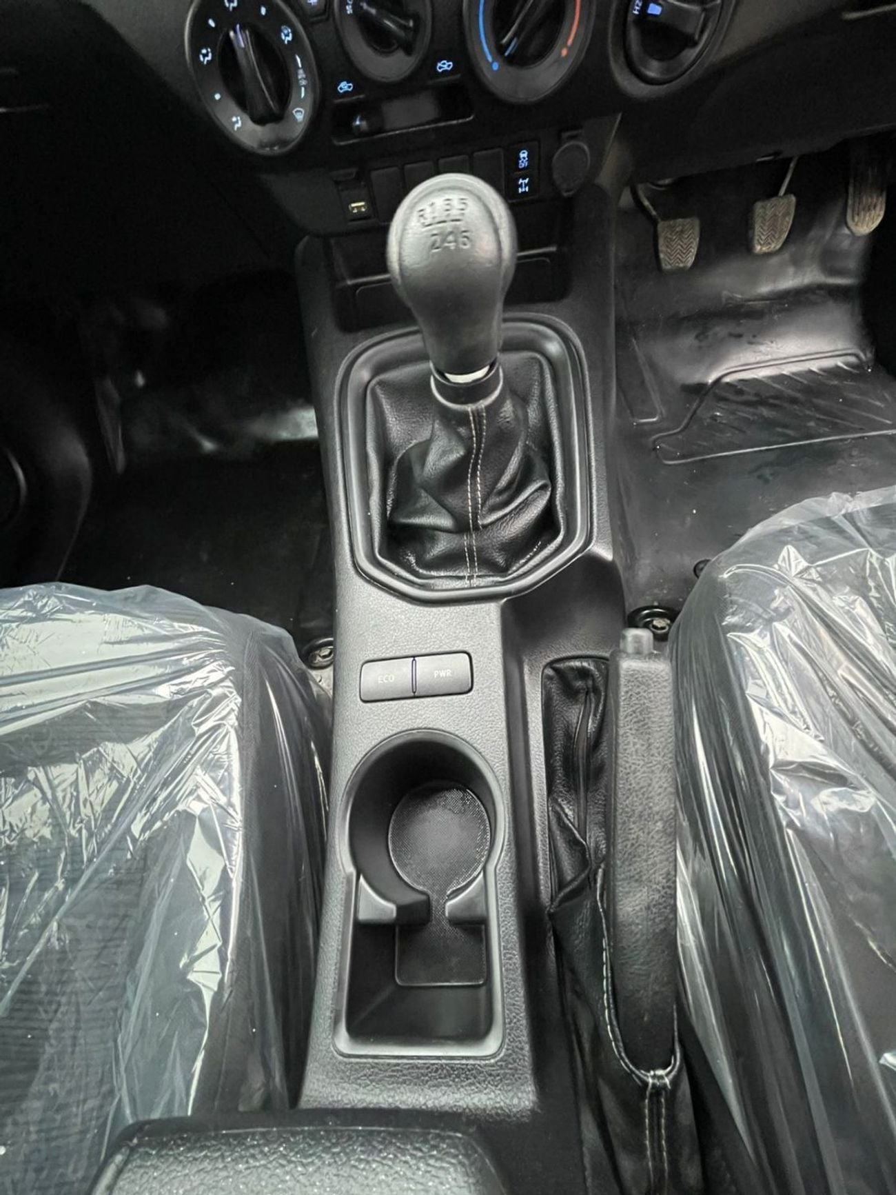 تويوتا هيلوكس GLX diesel engine ,2.8 liter ,manual gear ,year model 2024 ,right hand drive ,only for export availa