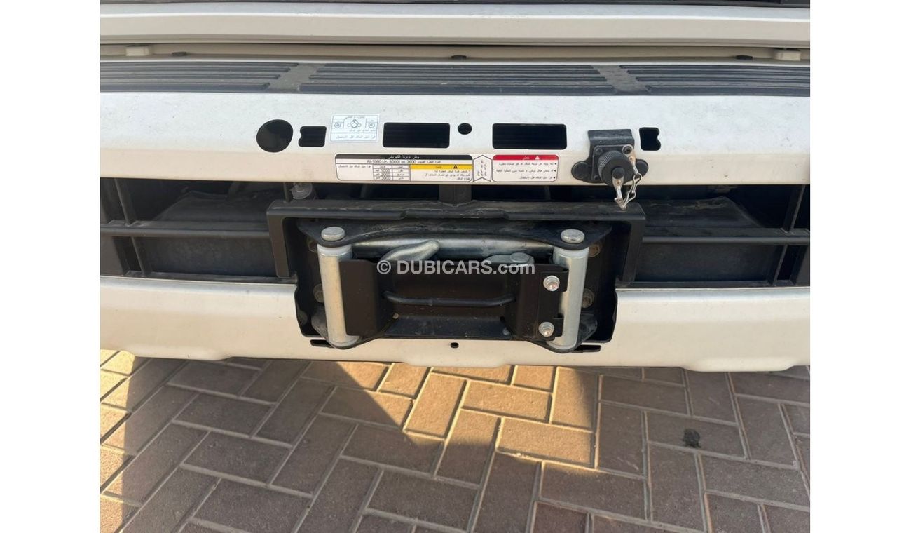 Toyota Land Cruiser Pick Up TOYOTA_LC_PICK_UP_79TH_SINGLE_4.0L_2023_FULL_OPTIONS_WHITE_BEIGE