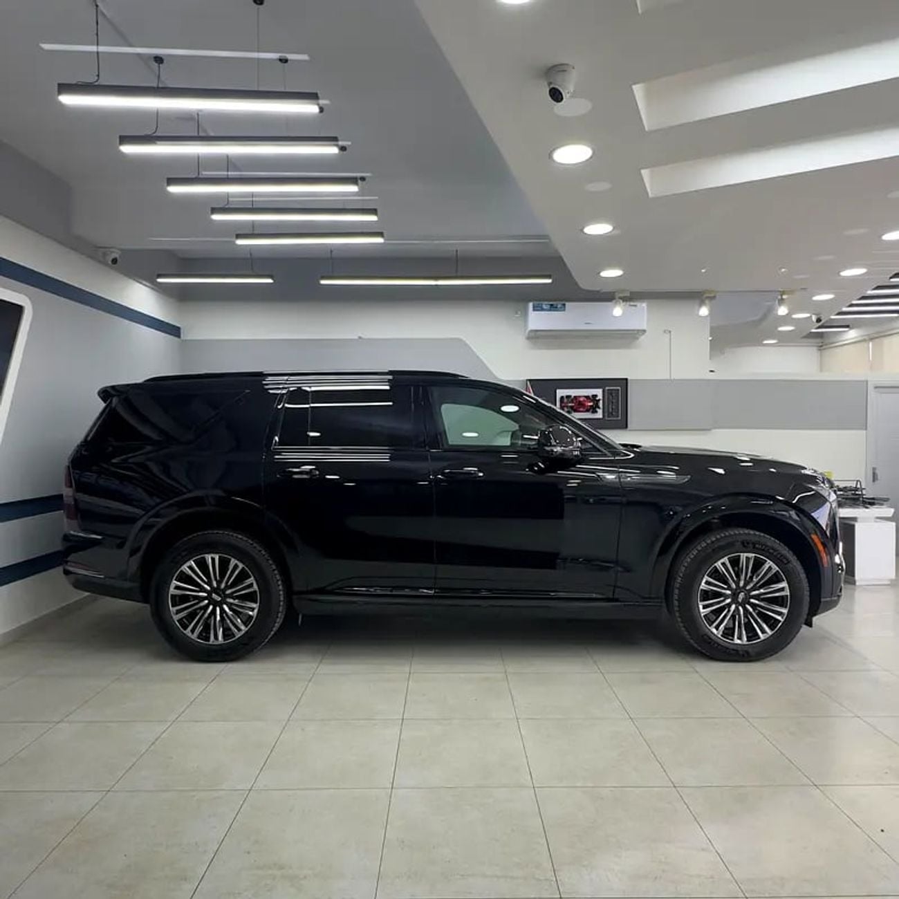 كاديلاك إسكالاد IQL - 1000E4