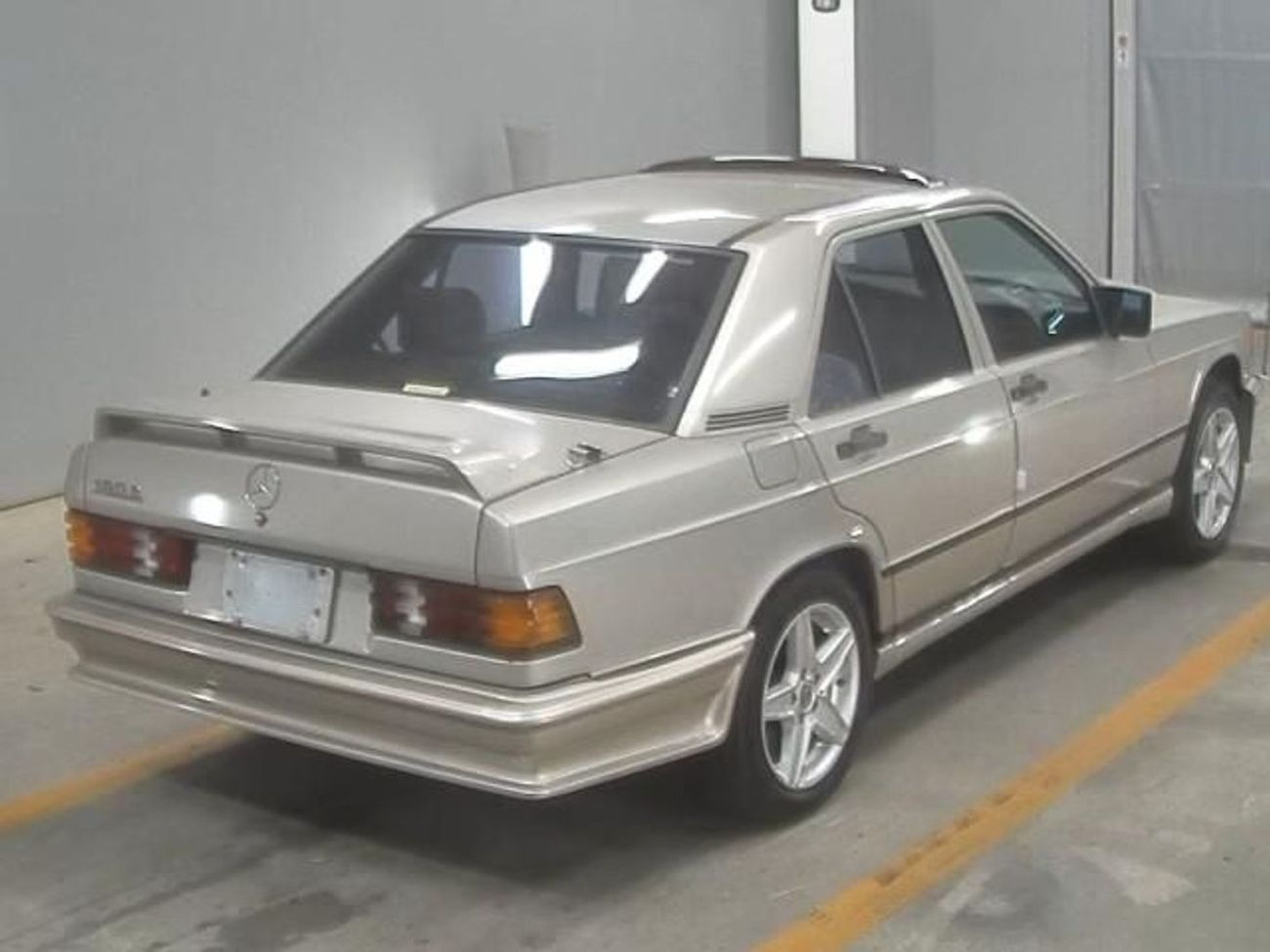 مرسيدس بنز 190 Available in Japan