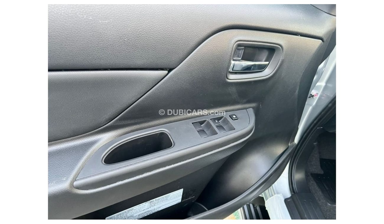 Mitsubishi L200 MITSUBISHI L200 Double Cab 22MY silver color AT 2.4L Diesel // Fog light,, Chrome packedg , black ra