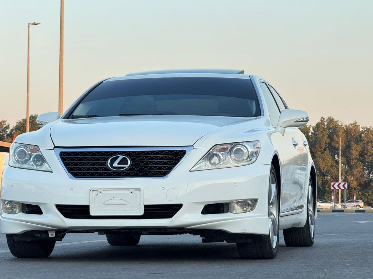 لكزس LS 460 L 4.6L In excellent condition and requires no expense