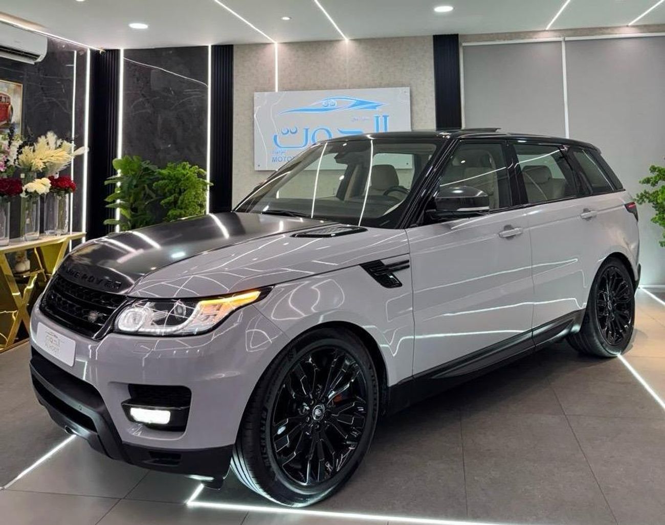 Land Rover Range Rover Sport Supercharged 5.0L ICONIC RANGE ROVER SPORT || STYLISH AND VERSATILE || GCC || PERFECT CONDITIONS ||