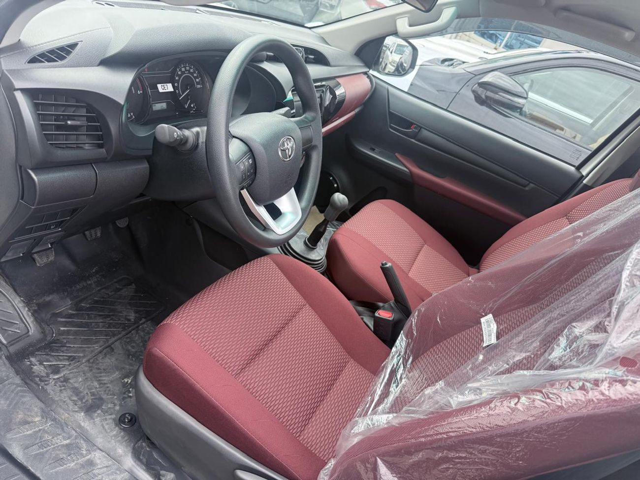 Toyota Hilux Toyota Hilux DLX 2.4L 2025 SC MT White Diesel