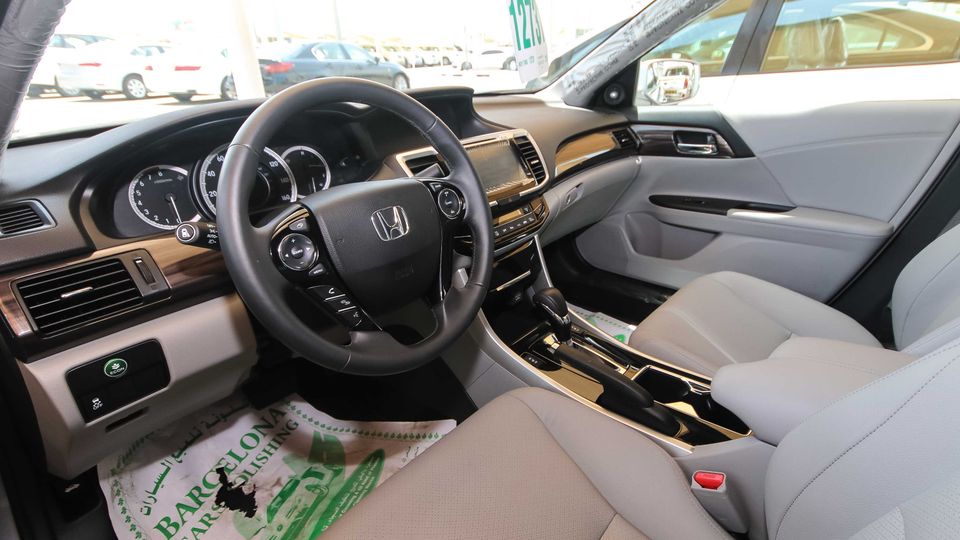 Honda Accord V6 for sale AED 64,000. Grey/Silver, 2017
