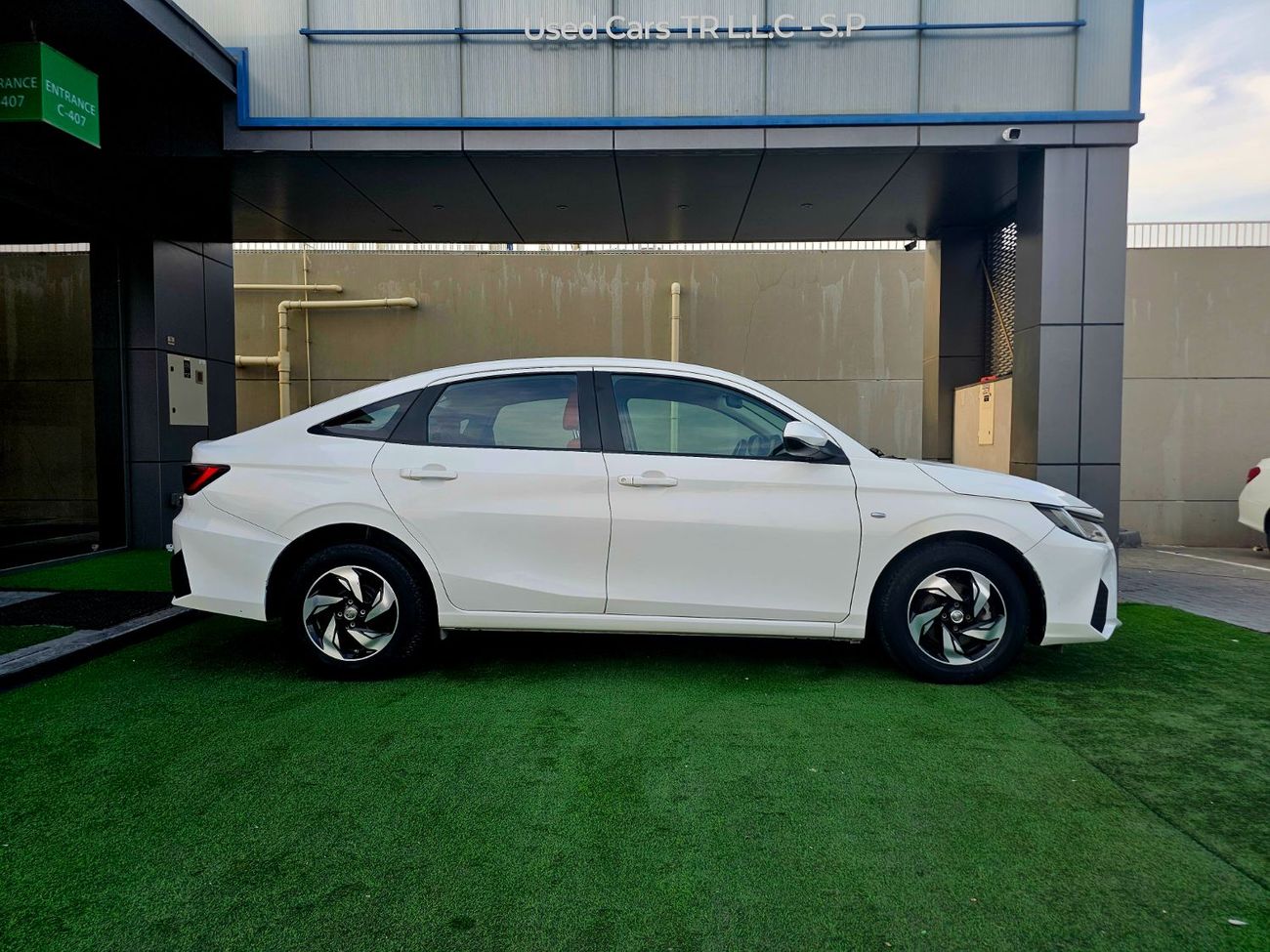 تويوتا يارس SE/ 1.5 V4 / LEATHER SEATS/ LOW MILEAGE/ SINGLE OWNER