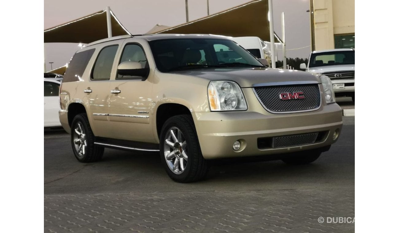 GMC Yukon GMC YOUKAN DENALI 2012 Gcc Specefecation Very Clean Inside And Out Side Without Accedent No Paint Fu