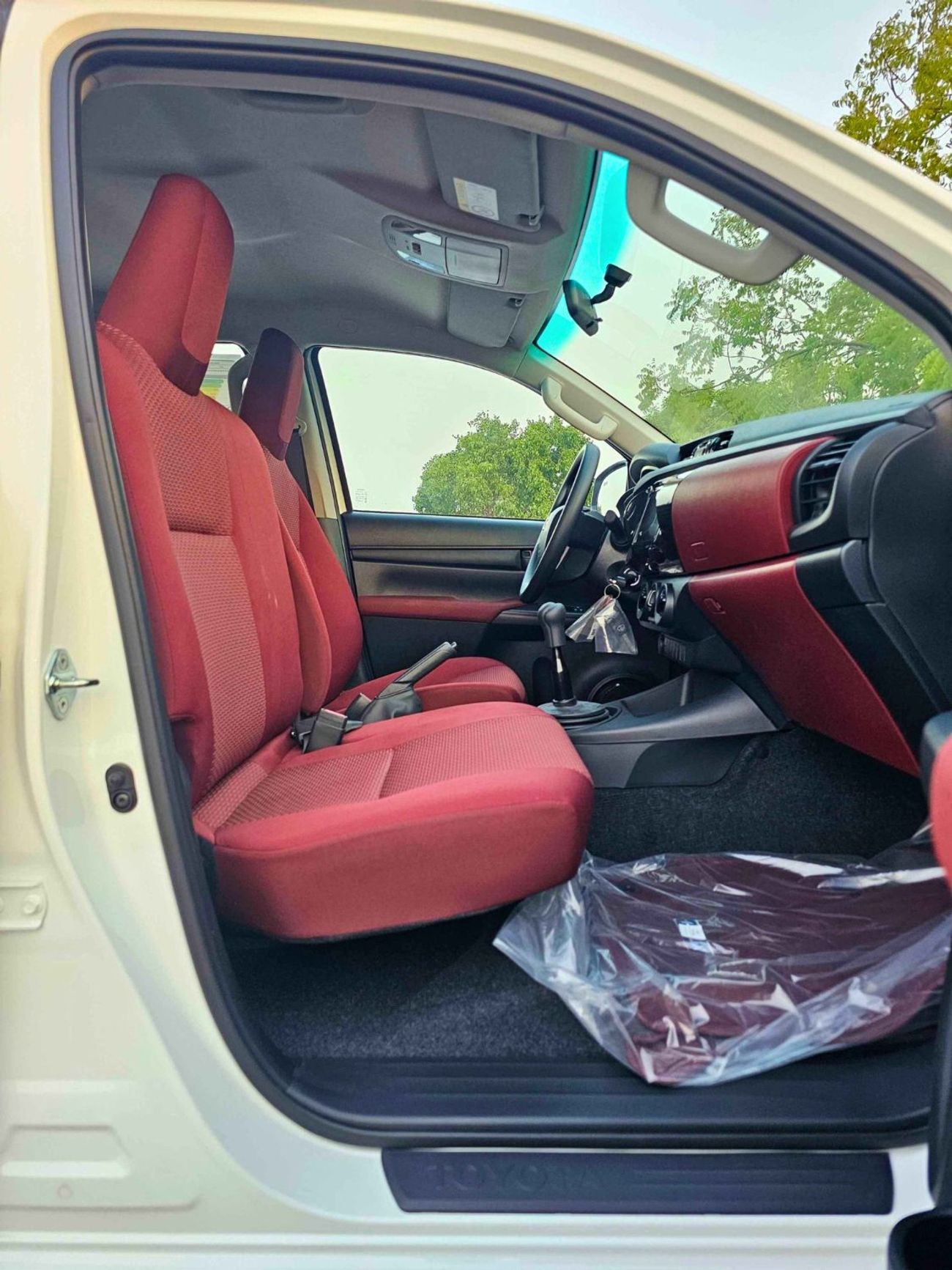 Toyota Hilux NARROW BODY / DLX-G / 2.4L V4 DIESEL / DOUBLE CABIN / 6 STR (CODE # HDLXG1)