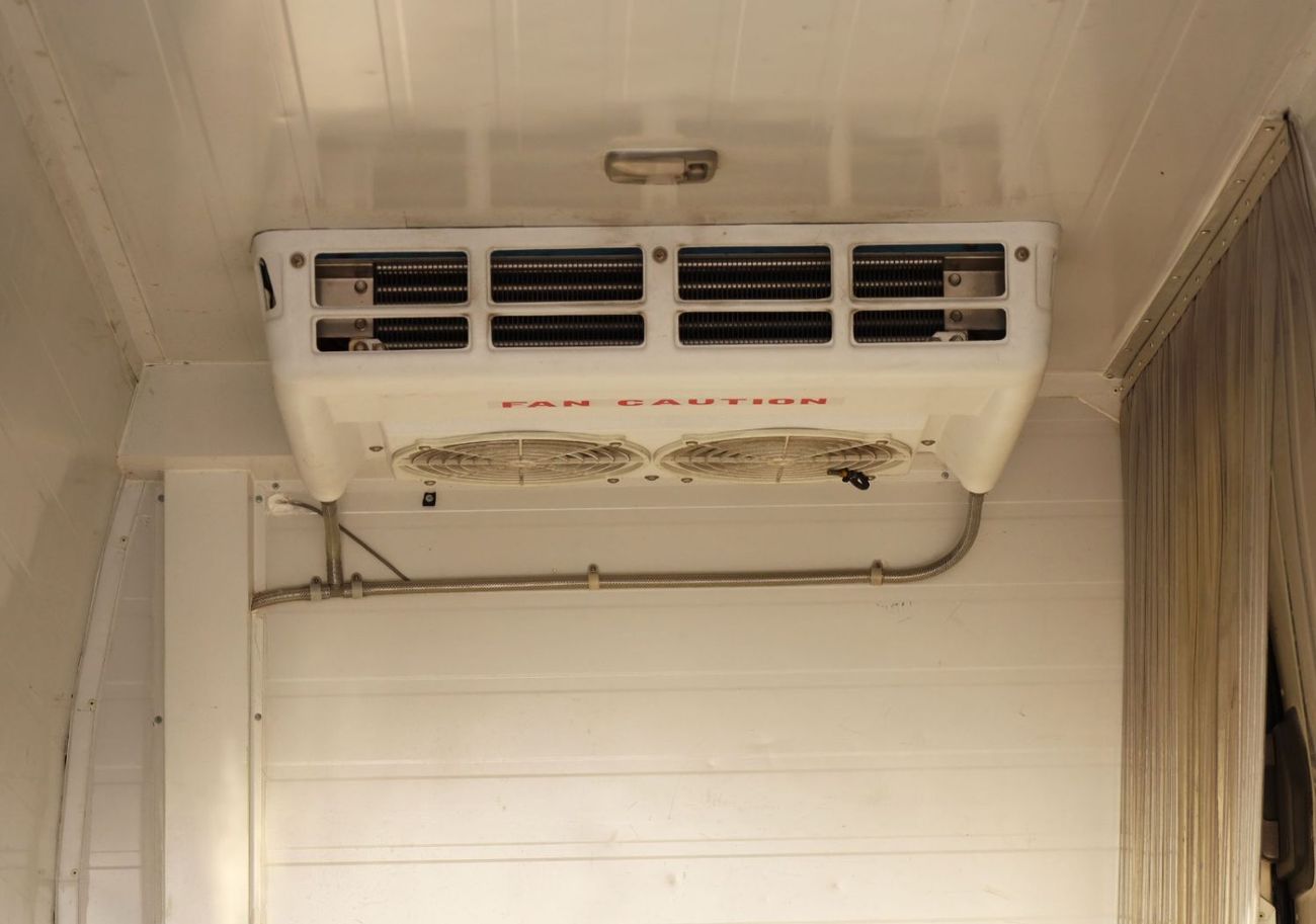 Nissan Urvan Microbus 2.5L M/T Diesel NV350 SR Chiller Van for Sale – Reliable Commercial Vehicle, Perfect Condit