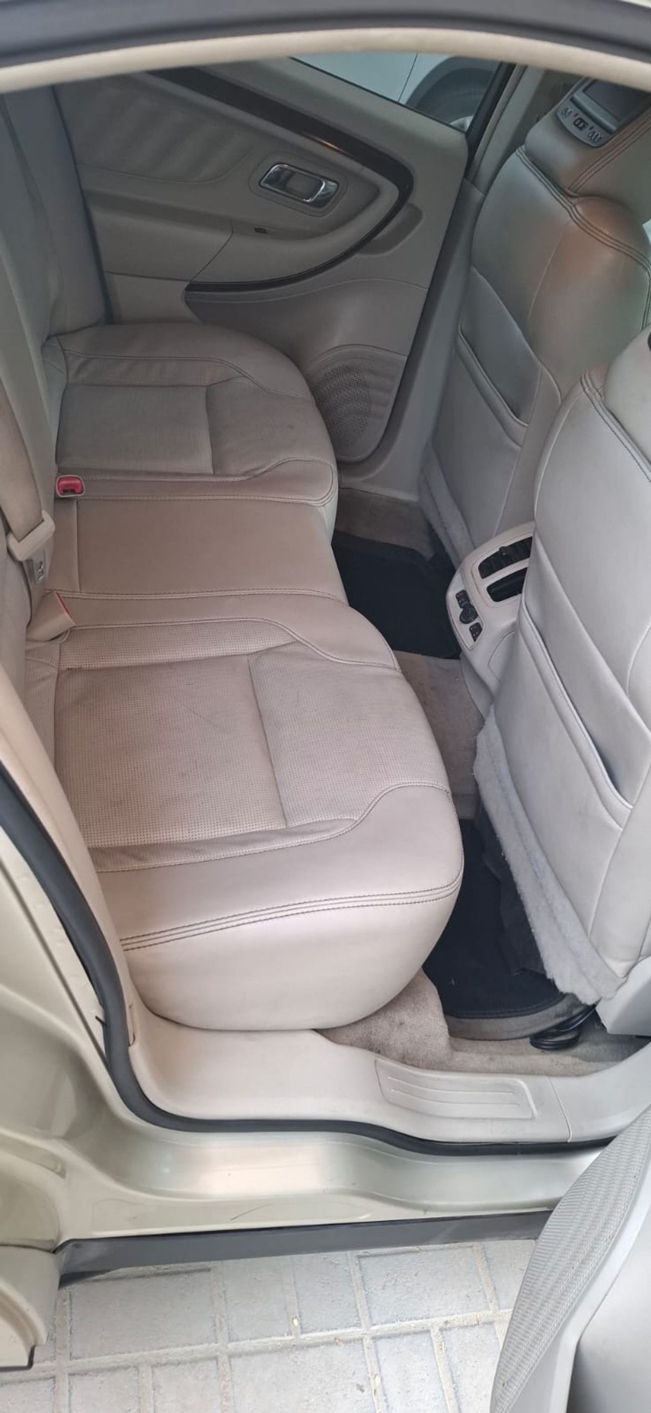 Ford Taurus 1FAHP2FW5BG152345