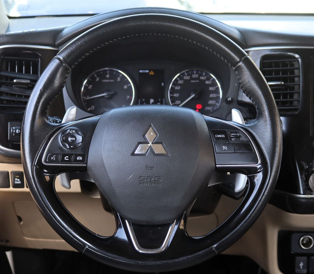 Mitsubishi Outlander GLX HIGHLINE LEATHER ACCIDENTS FREE - GCC - 7STR - 4 WD - PERFECT CONDITION INSIDE OUT