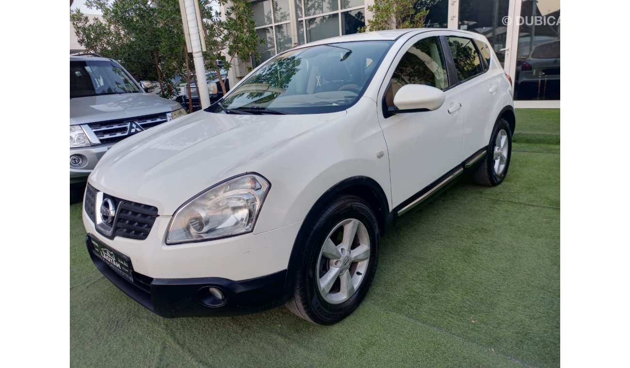 Nissan Qashqai Gulf model 2008, white color, Forel alloy wheels, sensors, in excellent condition