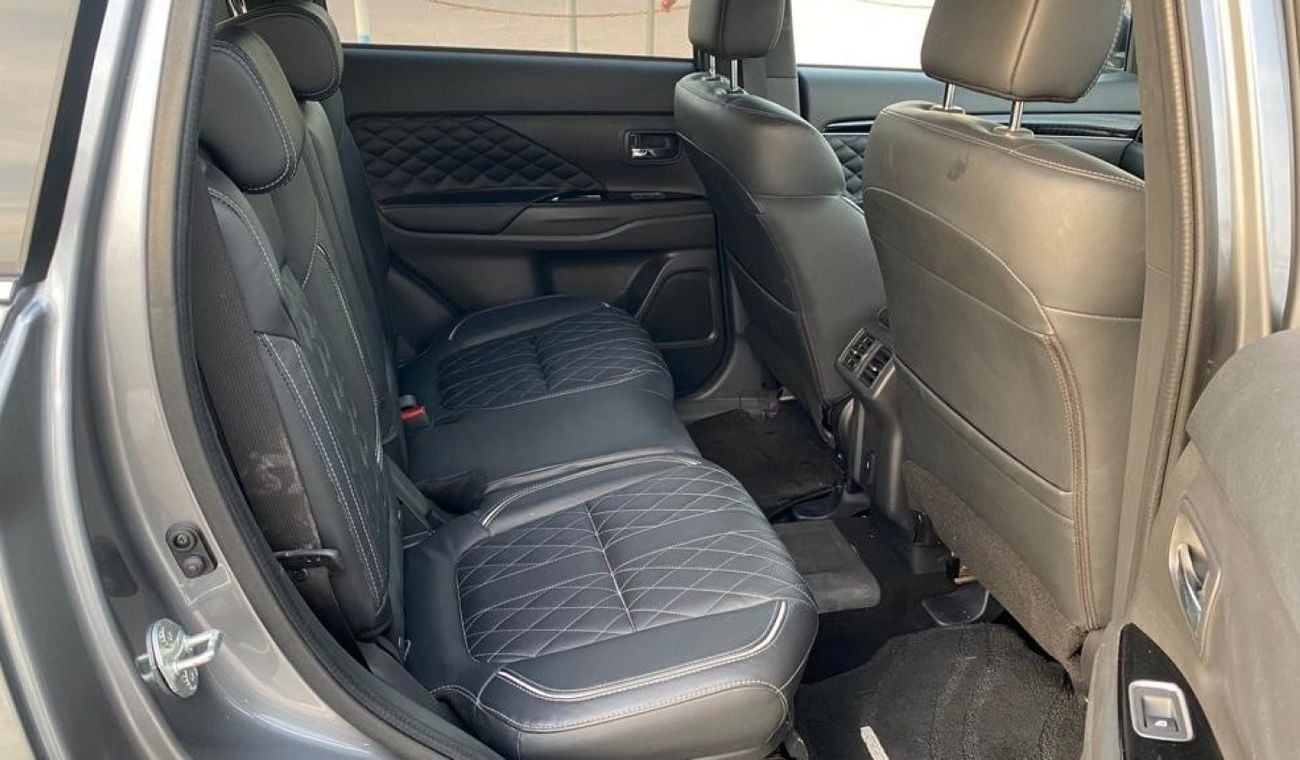ميتسوبيشي آوتلاندر PHEV 2.4 Liter Right Hand Drive Automatic Sunroof Leather seats