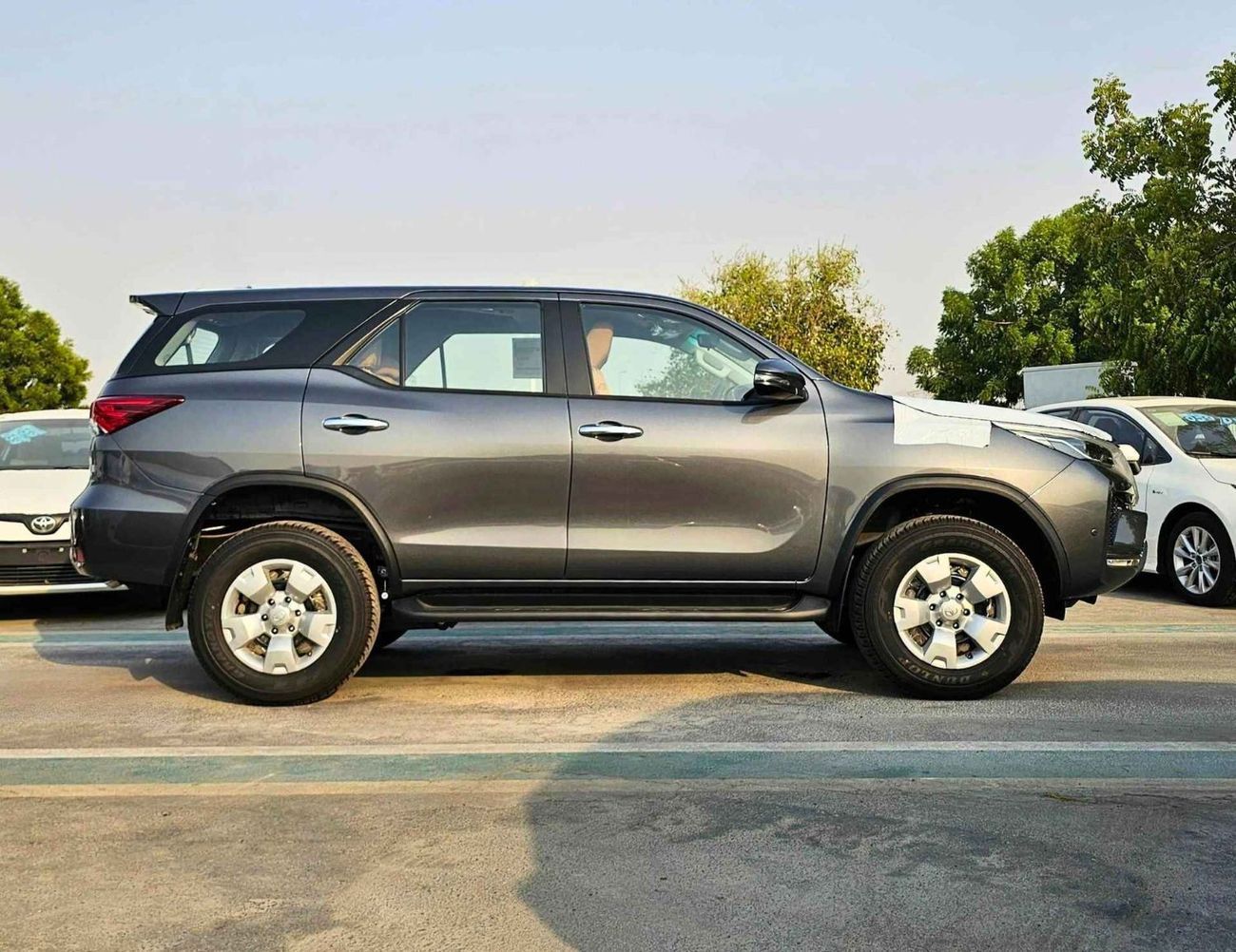 Toyota Fortuner 2.4L V4 DIESEL / MANUAL A.C / DIFF LOCK / OVER FENDER / MID OPTION 4WD (CODE # FD24B)