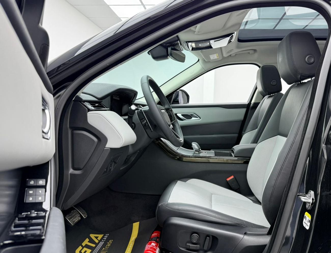 لاند روفر رينج روفر فيلار COMFORTLINE Dynamic SE P250 2.0L 2025 Range Rover Velar P250 Dynamic SE, 2029 RR Warranty + Service