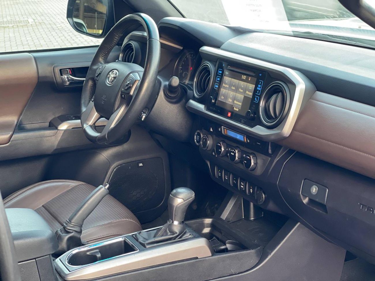 تويوتا تاكوما طقم TRD / محرك V6 سعة 3.5 لتر / دفع رباعي / فتحة سقف / شاشة كبيرة / نظام مراقبة النقاط العمياء / بحا