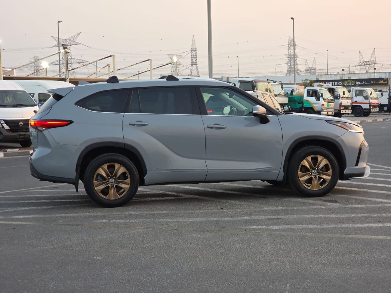 Toyota Highlander 2.5 Hybrid ( Bronze Edition) Sunroof, Push button, Trunk automatic and with spacial interior leather