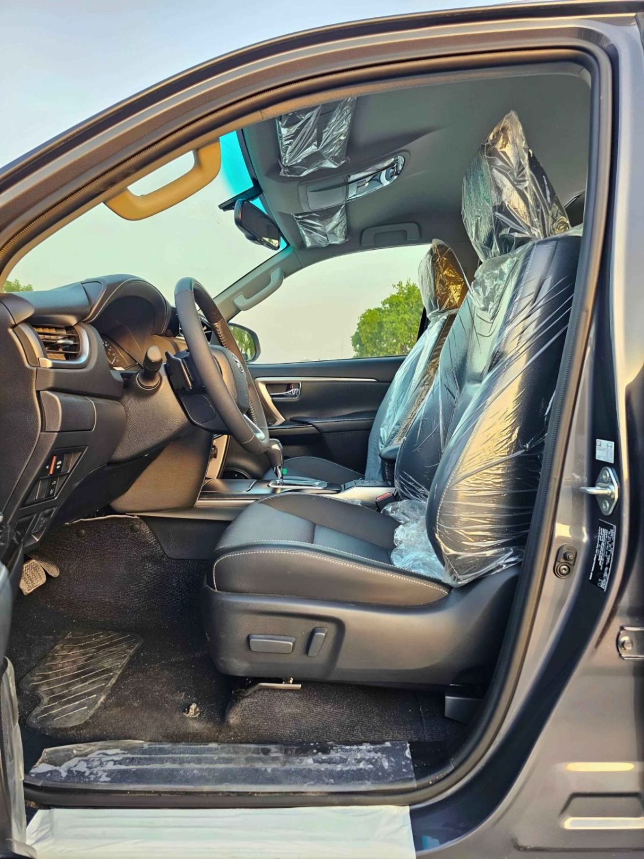 Toyota Fortuner SR5 ADVENTURE / 4.0L V6 PETROL / CLIMATE WITH LEATHER SEATS / DIFFLOCK / AUTO A/C (CODE # F6HA)