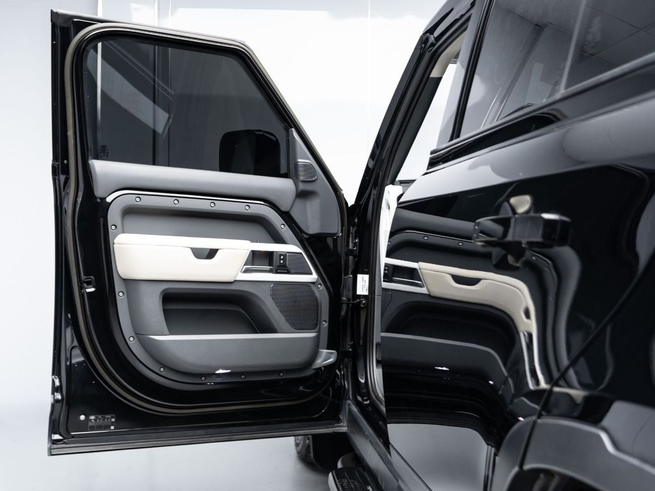 Land Rover Defender 110 HSE P400 BUY NOW, PAY 2027 | THE BLACKLINE STANDARD | 2028 Al Tayer Warranty, GCC