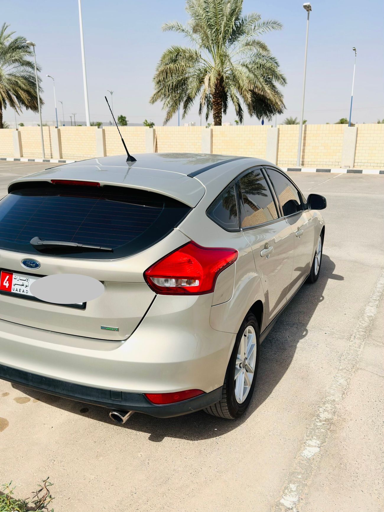 فورد فوكاس أنظف فورد فوكس خليجي 2015 قوي واقتصادي جدا،ملكية سنة تأمين عمان والامارات سنة، صبغ وكالة من البنفر إ