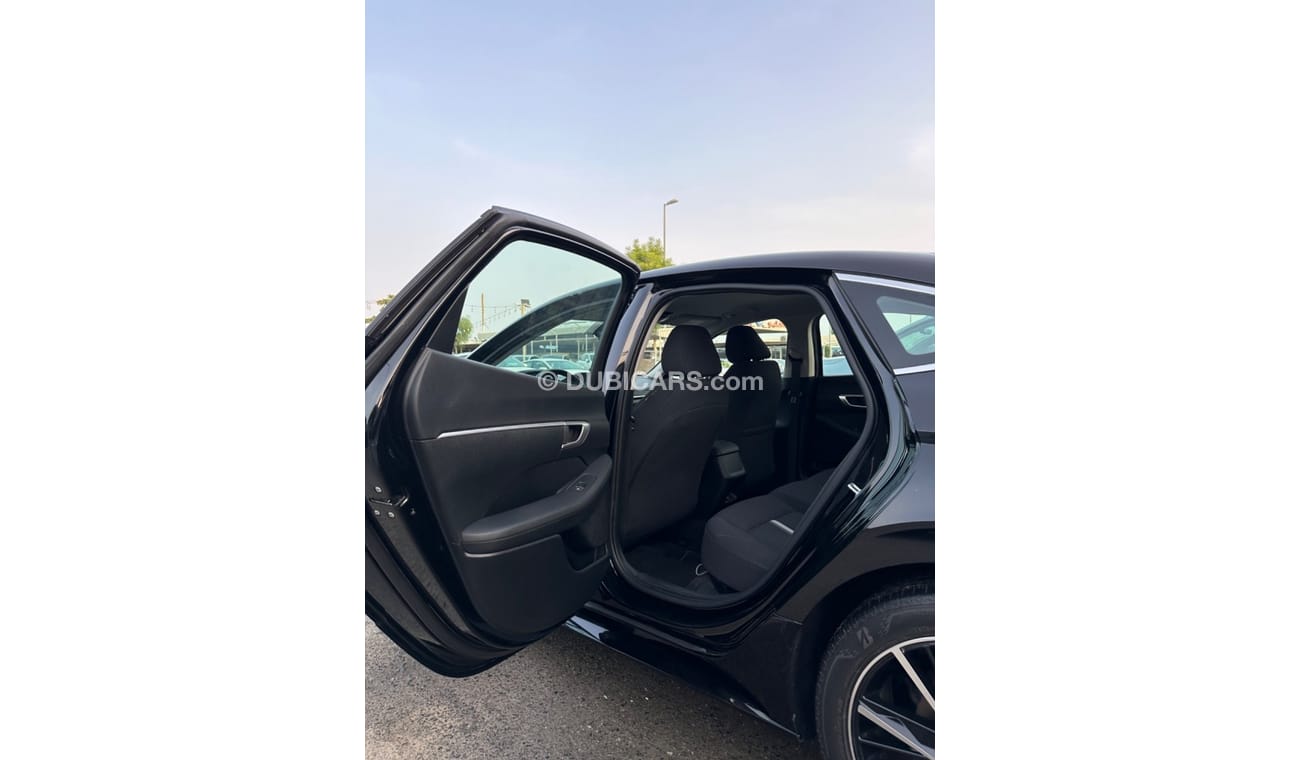 هيونداي سوناتا السيارة جيدة جدا ونظيفة