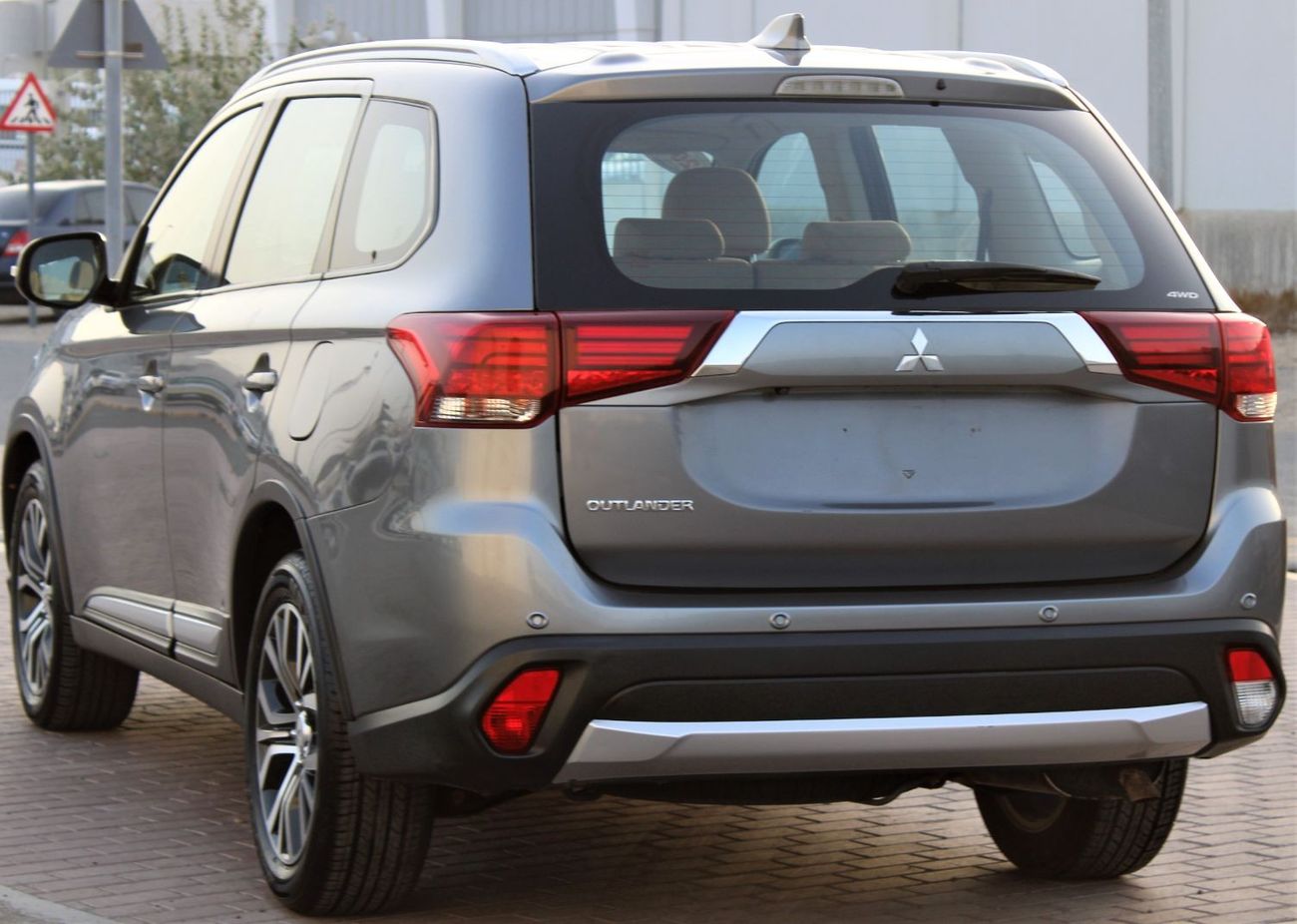 Mitsubishi Outlander Mitsubishi Outlander GCC 2018 in excellent condition without accidents, very clean from inside and o