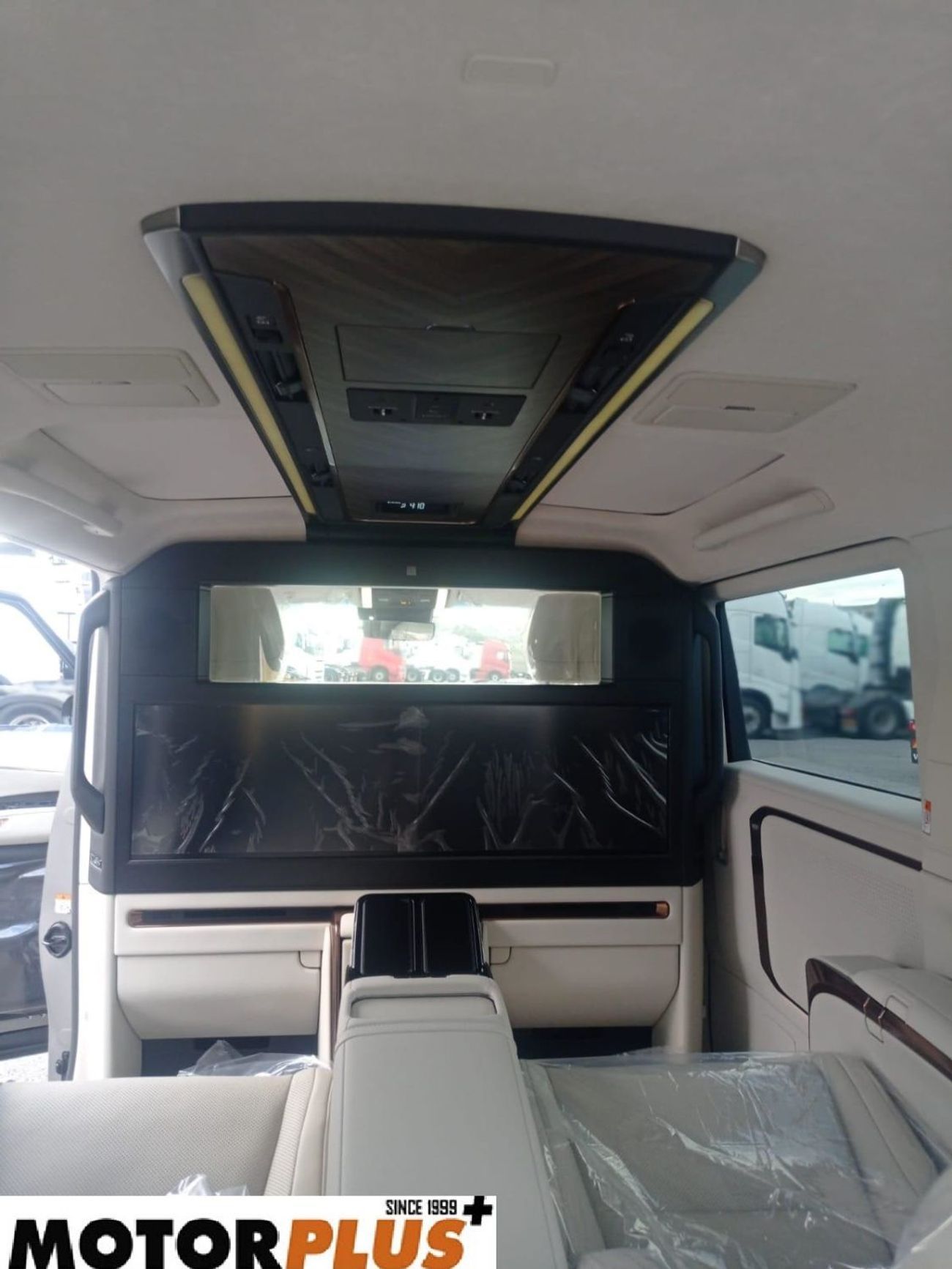 لكزس LM 350h Hybrid 4 Seater 2025 - Ready Stock!