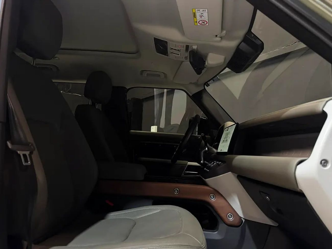 Land Rover Defender 5,259 P.M | 0% Downpayment | 110 | ONE OWNER | AGENCY WARRANTY AND SERVICE CONTRACT