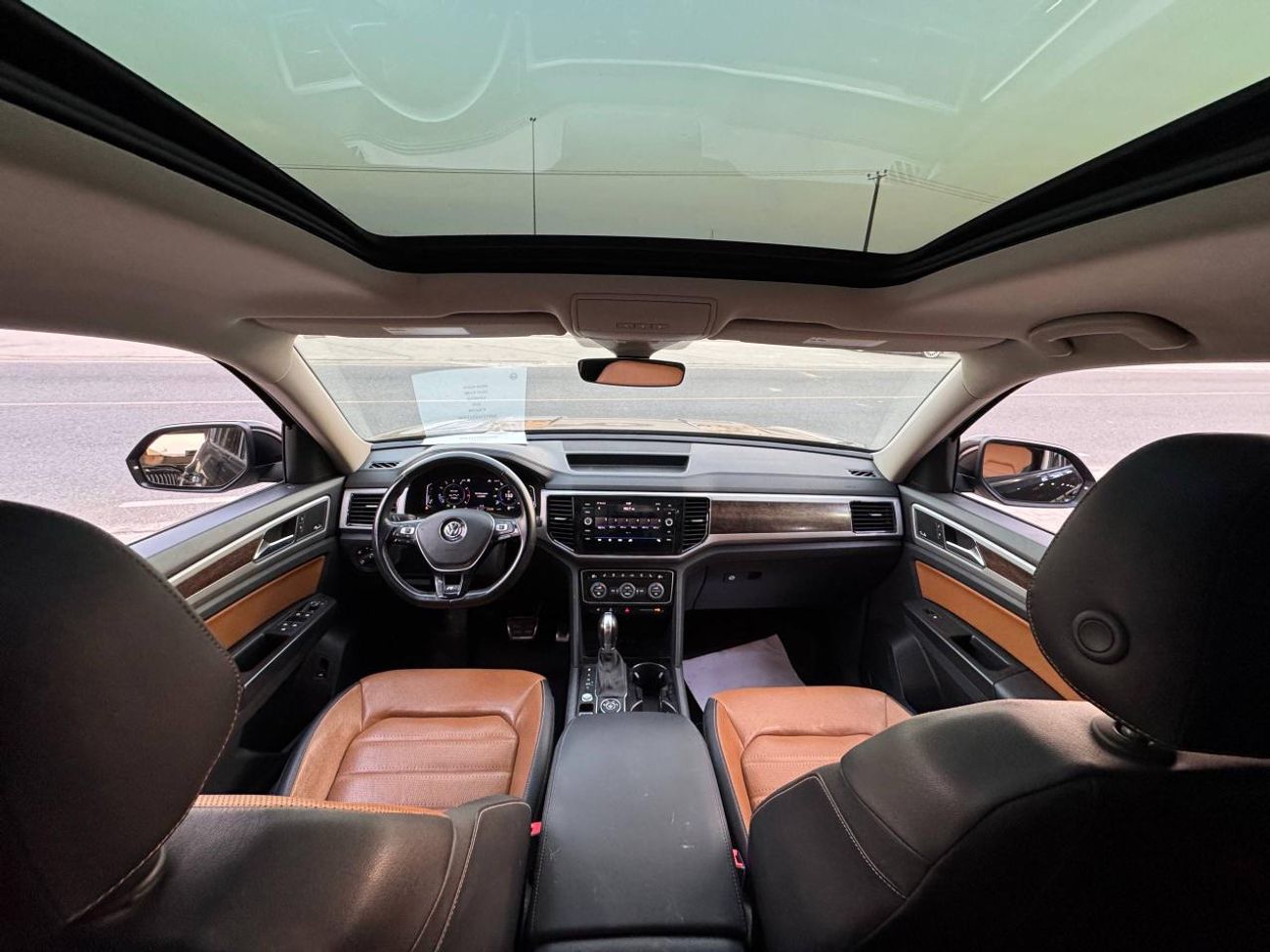 فولكس واجن اطلس R-LINE / 4MOTION / V6 3.6L / فتحة سقف بانورامية / بحالة ممتازة / رادار