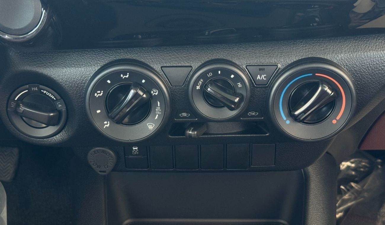 تويوتا هيلوكس TOYOTA HILUX DOUBLE CABIN MT DLX 2.4 MT 4x4 6 SEATER