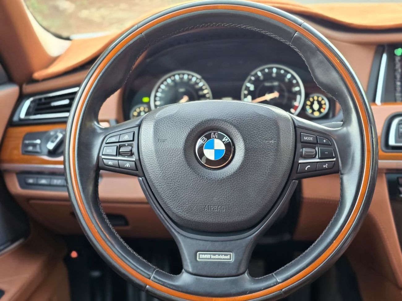 بي أم دبليو 750Li Luxury 4.4L (443 HP)