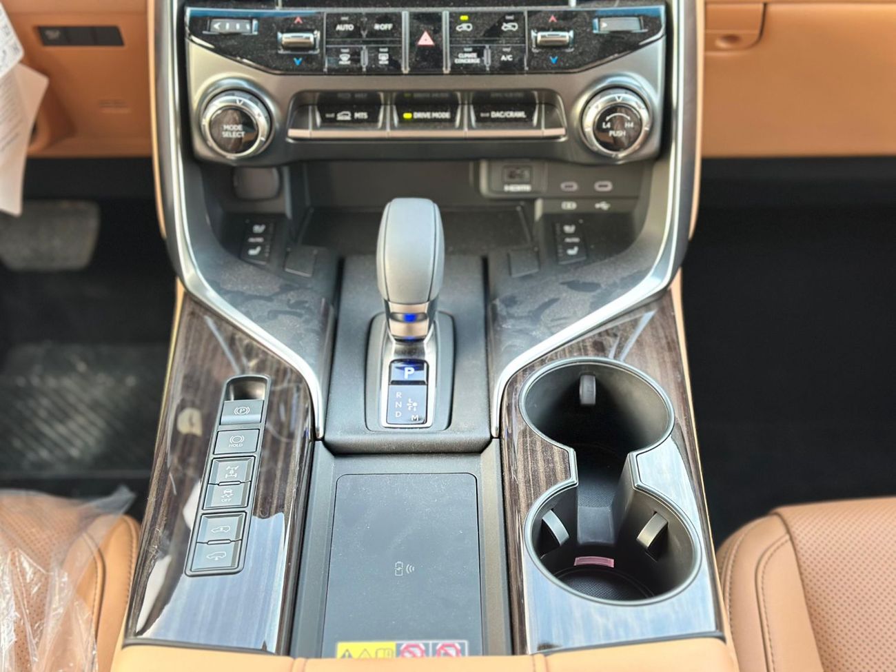 لكزس LX 700h LX700h Signature 2025 10 speakers & 22 Alloy wheels