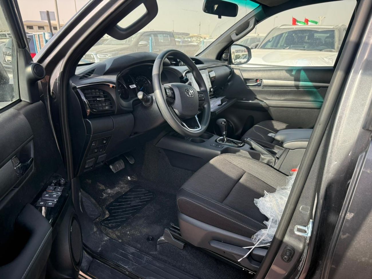 تويوتا هيلوكس with compressor, wireless charger, trunk shutter