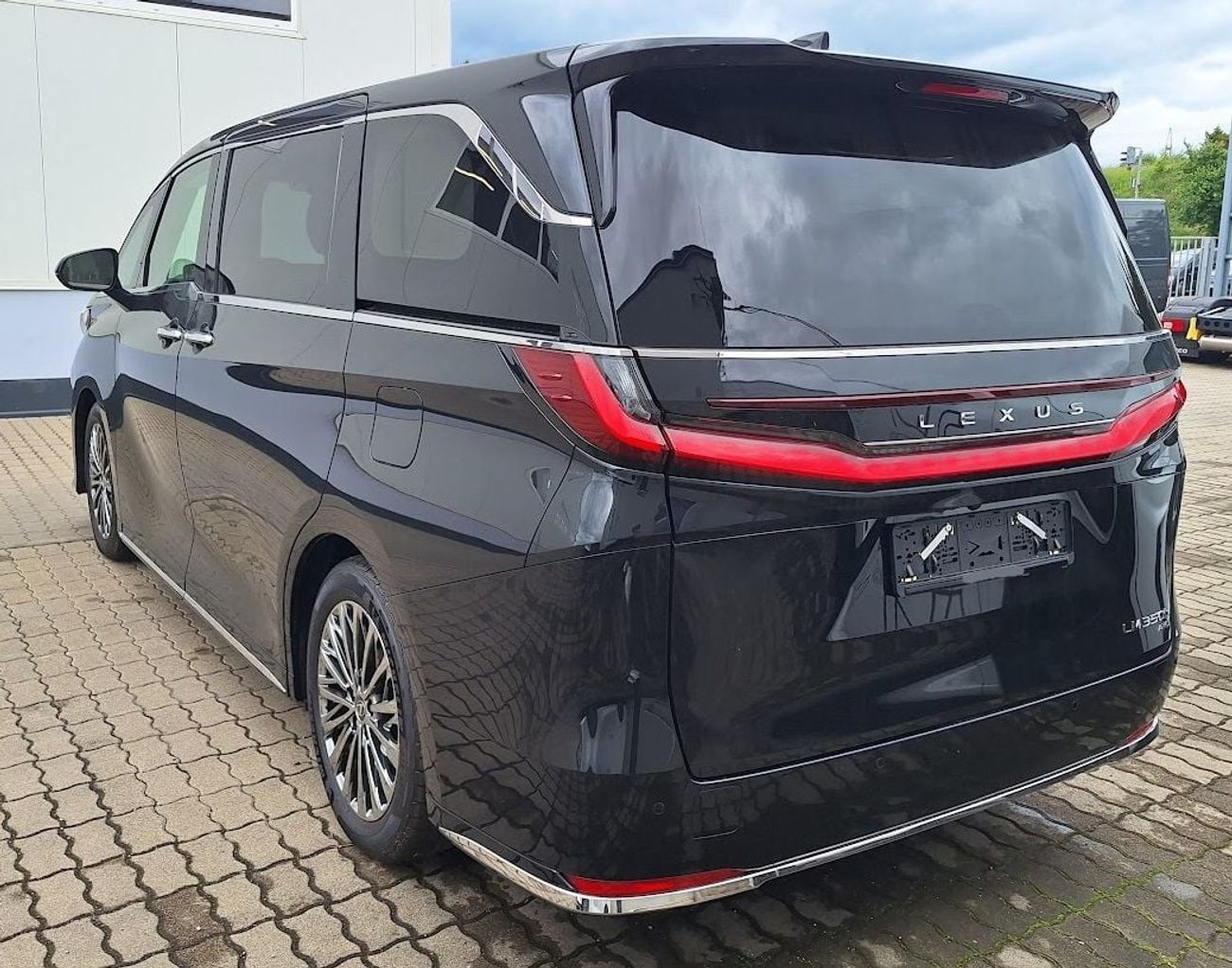 لكزس LM 350h LEXUS LM350h - 7 STR - 2.5L - HYB - AT - 2026 MY