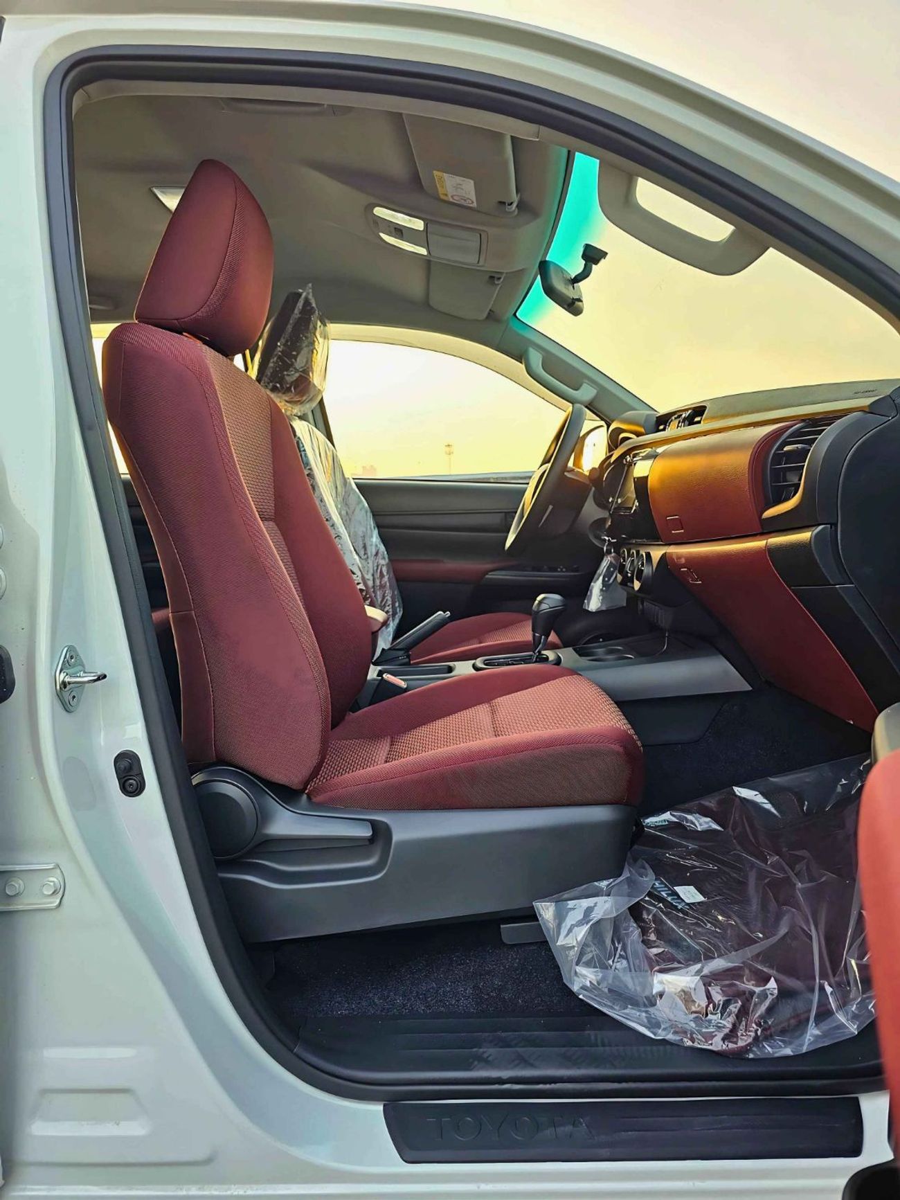 Toyota Hilux NARROW BODY/DOUBLE CABIN /2.4L DIESEL/2 AIR BAG, KEYLESS ENTRY, POWER WINDOWS/ (CODE # HD)