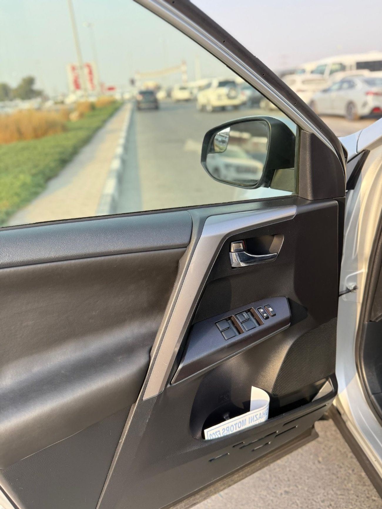 تويوتا راف ٤ XLE Hybrid sunroof,push start full Option