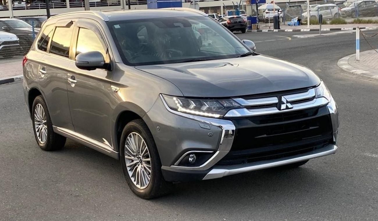 ميتسوبيشي آوتلاندر PHEV 2.4 Liter Right Hand Drive Automatic Sunroof Leather seats