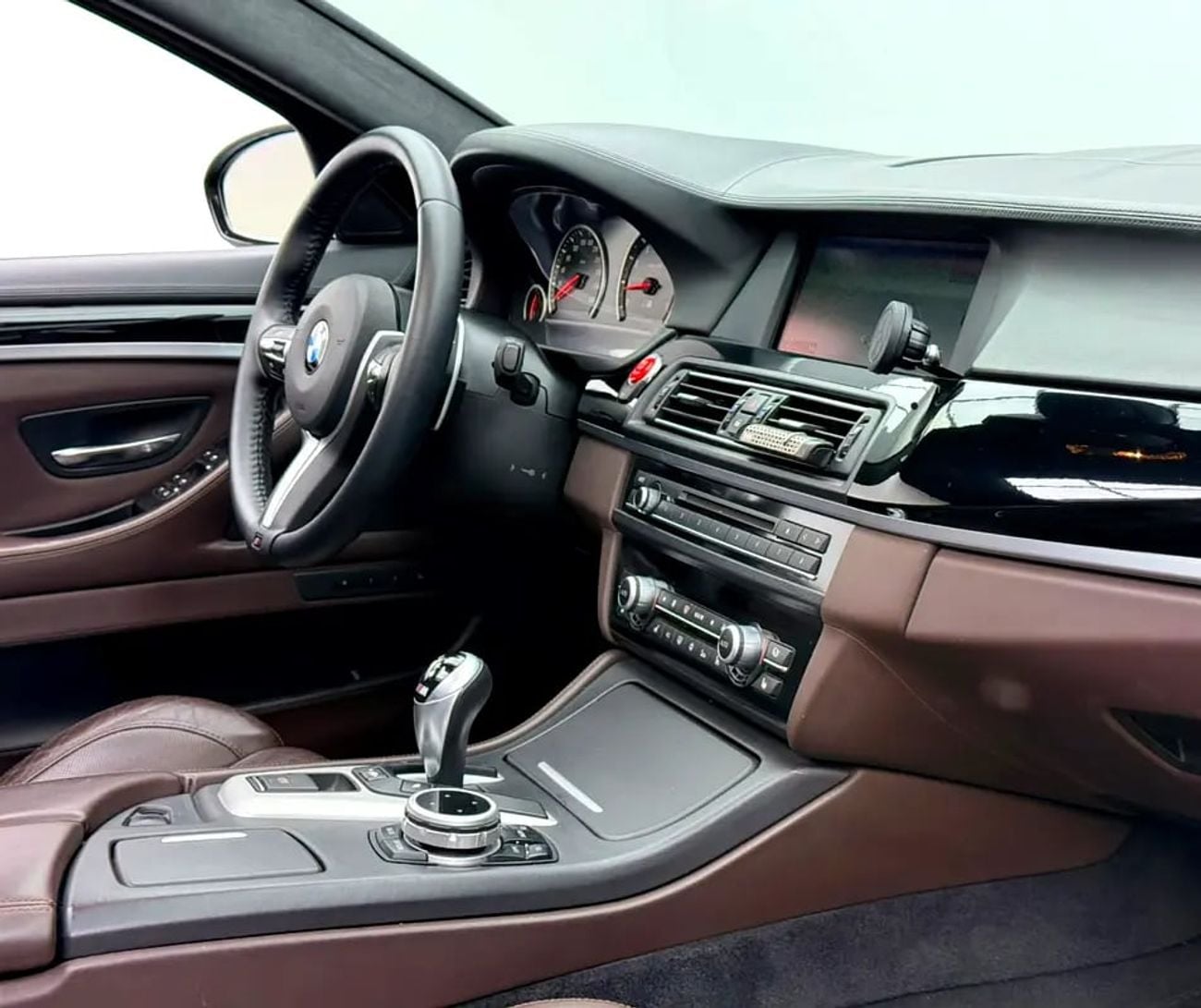 بي أم دبليو M5 ستاندارد Stage 2 Tuned, Carbon Fiber Exterior, Fully Loaded, Excellent Condition, GCC
